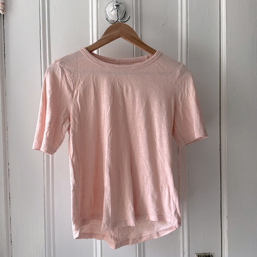 Banana Republic half sleeve jersey shirt with cute back seam. New, worn once.